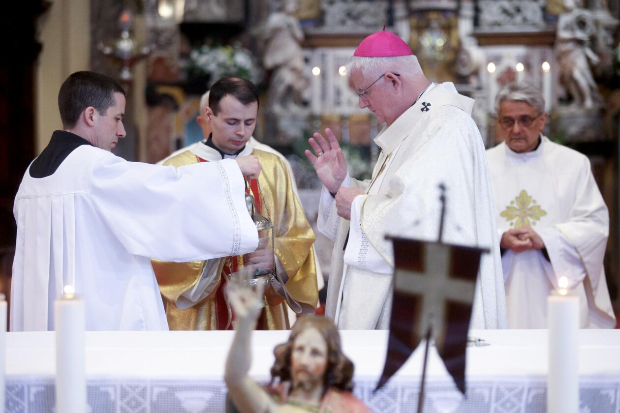 Rijeka: Riječki nadbiskup Mate Uzinić predvodio je uskršnje liturgijsko slavlje u katedrali sv. Vida Rijeka: Riječki nadbiskup Mate Uzinić predvodio je uskršnje liturgijsko slavlje u katedrali sv. Vida