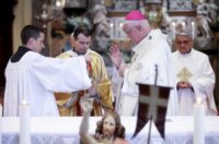 Rijeka: Riječki nadbiskup Mate Uzinić predvodio je uskršnje liturgijsko slavlje u katedrali sv. Vida Rijeka: Riječki nadbiskup Mate Uzinić predvodio je uskršnje liturgijsko slavlje u katedrali sv. Vida