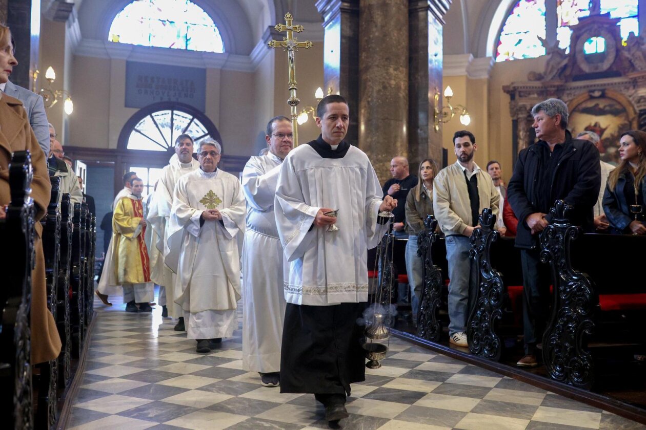Rijeka: Riječki nadbiskup Mate Uzinić predvodio je uskršnje liturgijsko slavlje u katedrali sv. Vida Rijeka: Riječki nadbiskup Mate Uzinić predvodio je uskršnje liturgijsko slavlje u katedrali sv. Vida