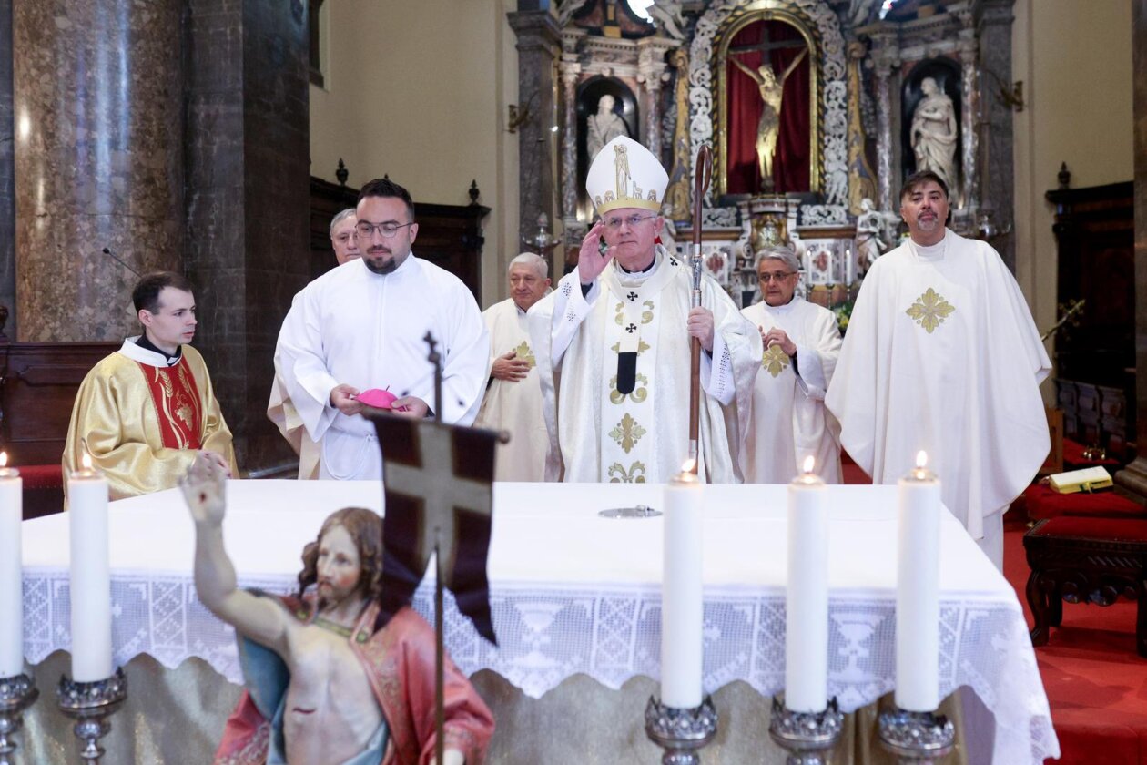 Rijeka: Riječki nadbiskup Mate Uzinić predvodio je uskršnje liturgijsko slavlje u katedrali sv. Vida Rijeka: Riječki nadbiskup Mate Uzinić predvodio je uskršnje liturgijsko slavlje u katedrali sv. Vida