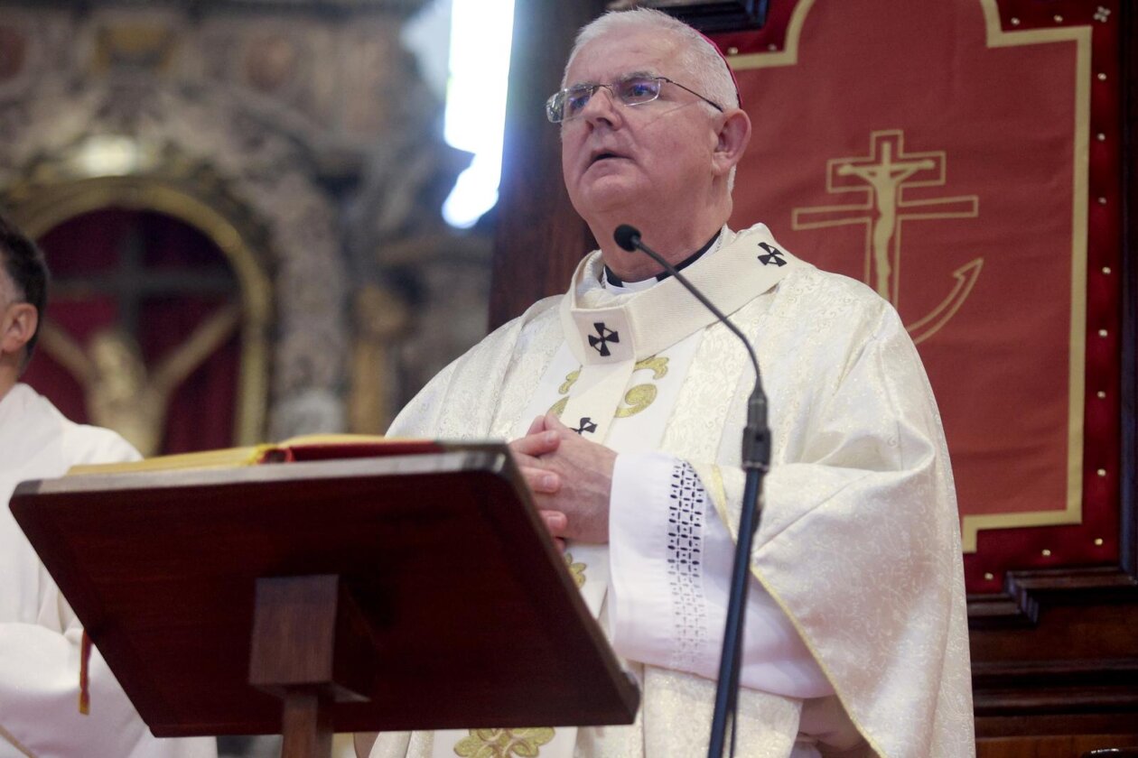 Rijeka: Riječki nadbiskup Mate Uzinić predvodio je uskršnje liturgijsko slavlje u katedrali sv. Vida Rijeka: Riječki nadbiskup Mate Uzinić predvodio je uskršnje liturgijsko slavlje u katedrali sv. Vida
