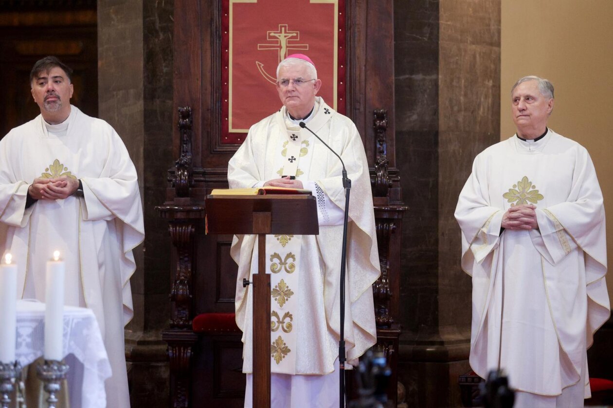 Rijeka: Riječki nadbiskup Mate Uzinić predvodio je uskršnje liturgijsko slavlje u katedrali sv. Vida Rijeka: Riječki nadbiskup Mate Uzinić predvodio je uskršnje liturgijsko slavlje u katedrali sv. Vida