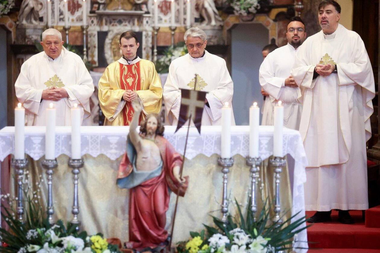 Rijeka: Riječki nadbiskup Mate Uzinić predvodio je uskršnje liturgijsko slavlje u katedrali sv. Vida Rijeka: Riječki nadbiskup Mate Uzinić predvodio je uskršnje liturgijsko slavlje u katedrali sv. Vida