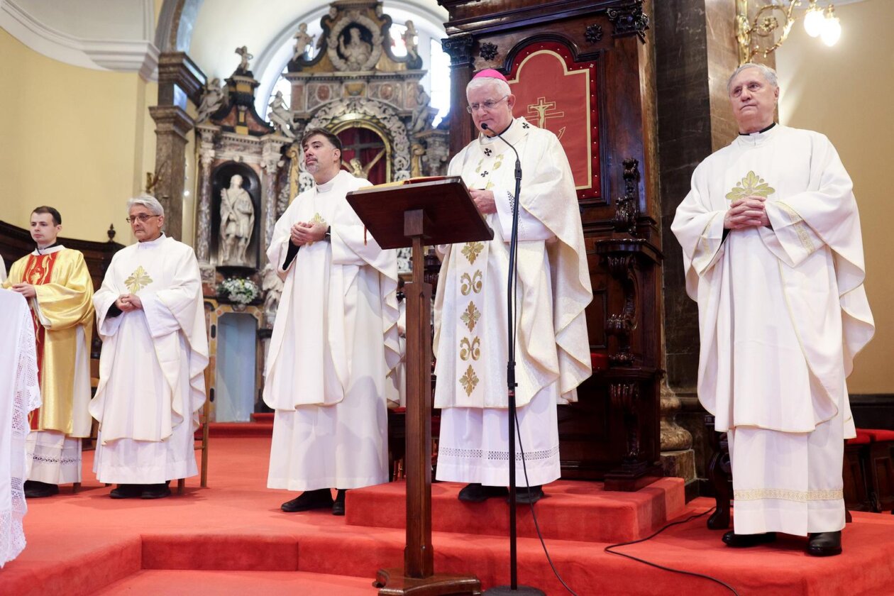 Rijeka: Riječki nadbiskup Mate Uzinić predvodio je uskršnje liturgijsko slavlje u katedrali sv. Vida Rijeka: Riječki nadbiskup Mate Uzinić predvodio je uskršnje liturgijsko slavlje u katedrali sv. Vida