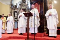 Rijeka: Riječki nadbiskup Mate Uzinić predvodio je uskršnje liturgijsko slavlje u katedrali sv. Vida Rijeka: Riječki nadbiskup Mate Uzinić predvodio je uskršnje liturgijsko slavlje u katedrali sv. Vida