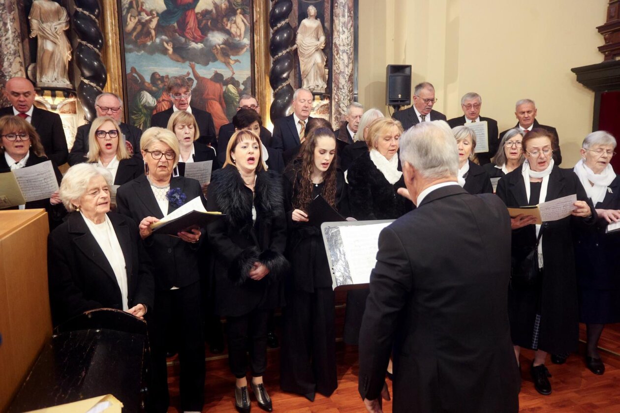 Rijeka: Riječki nadbiskup Mate Uzinić predvodio je uskršnje liturgijsko slavlje u katedrali sv. Vida Rijeka: Riječki nadbiskup Mate Uzinić predvodio je uskršnje liturgijsko slavlje u katedrali sv. Vida