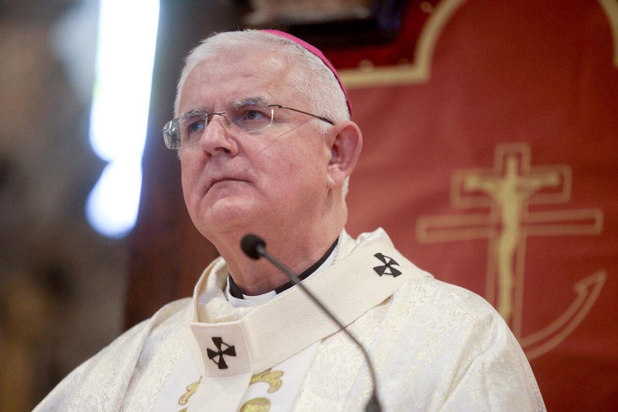 Rijeka: Riječki nadbiskup Mate Uzinić predvodio je uskršnje liturgijsko slavlje u katedrali sv. Vida Rijeka: Riječki nadbiskup Mate Uzinić predvodio je uskršnje liturgijsko slavlje u katedrali sv. Vida