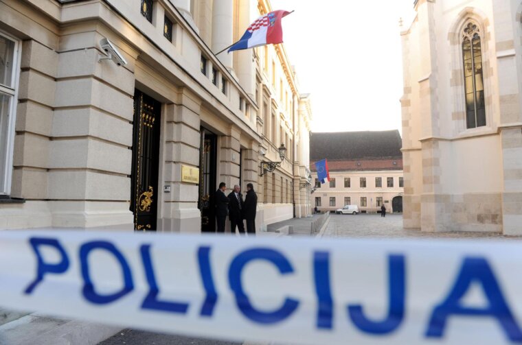 ARHIVA: Zagreb: Mukarac se Yugom zabio u vrata Sabora na Markovom trgu