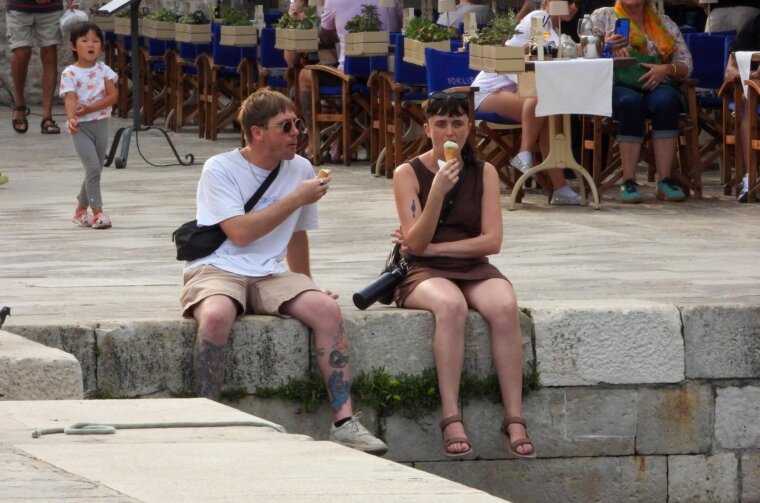 Dubrovnik ljeti, tisuće posjetitelja, ali i bogata ponuda za svakoga