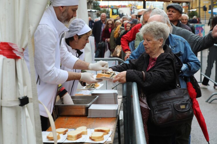 Rijeka: Podjela friganih sardelica na Veliki petak