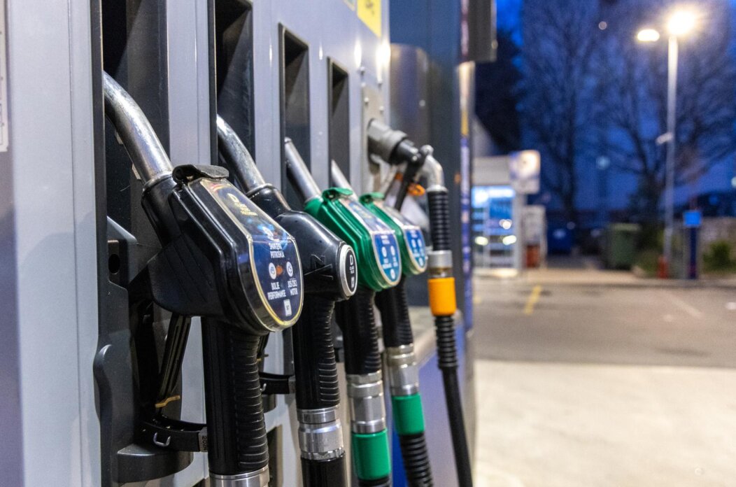 Pula: Automobili na benzinskim pumpama uoči sutrašnjeg poskupljenja benzina Pula: Automobili na benzinskim pumpama uoči sutrašnjeg poskupljenja benzina