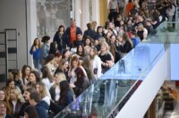 Zagrepčanke od 8 ujutro čekaju u redu za Sephoru, djevojke u redu rješavaju zadaću