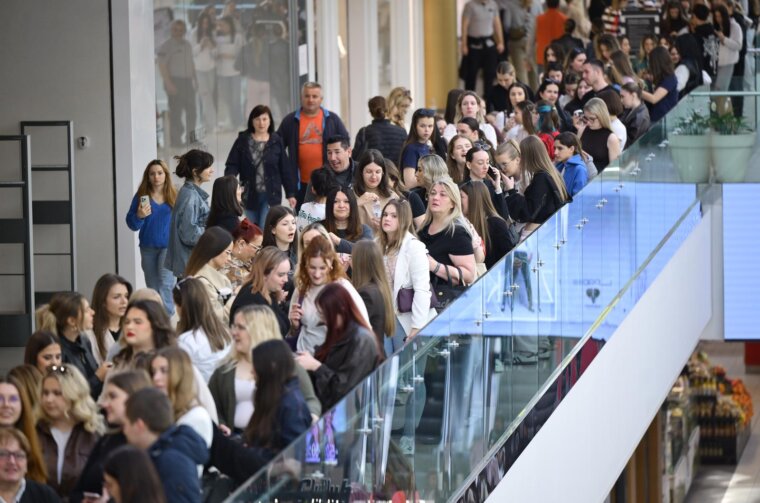 Zagrepčanke od 8 ujutro čekaju u redu za Sephoru, djevojke u redu rješavaju zadaću