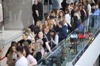 Zagrepčanke od 8 ujutro čekaju u redu za Sephoru, djevojke u redu rješavaju zadaću