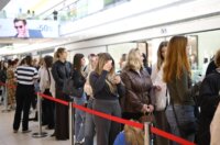 Zagrepčanke od 8 ujutro čekaju u redu za Sephoru, djevojke u redu rješavaju zadaću
