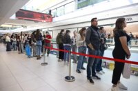 Zagrepčanke od 8 ujutro čekaju u redu za Sephoru, djevojke u redu rješavaju zadaću