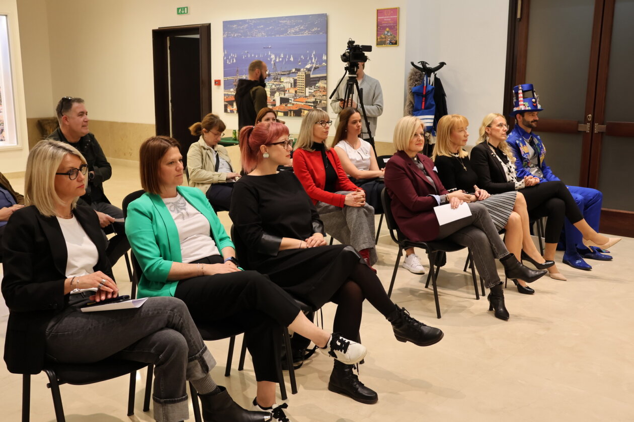 Predaja-donacije-s-Humanitarnog-karnevalskog-gala-partyja-1 Predaja-donacije-s-Humanitarnog-karnevalskog-gala-partyja-1