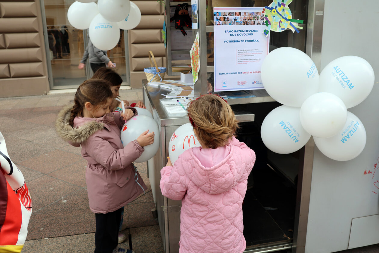 Pustanje-plavih-balona-povodom-Svjetskog-dana-svjesnosti-o-autizmu-13