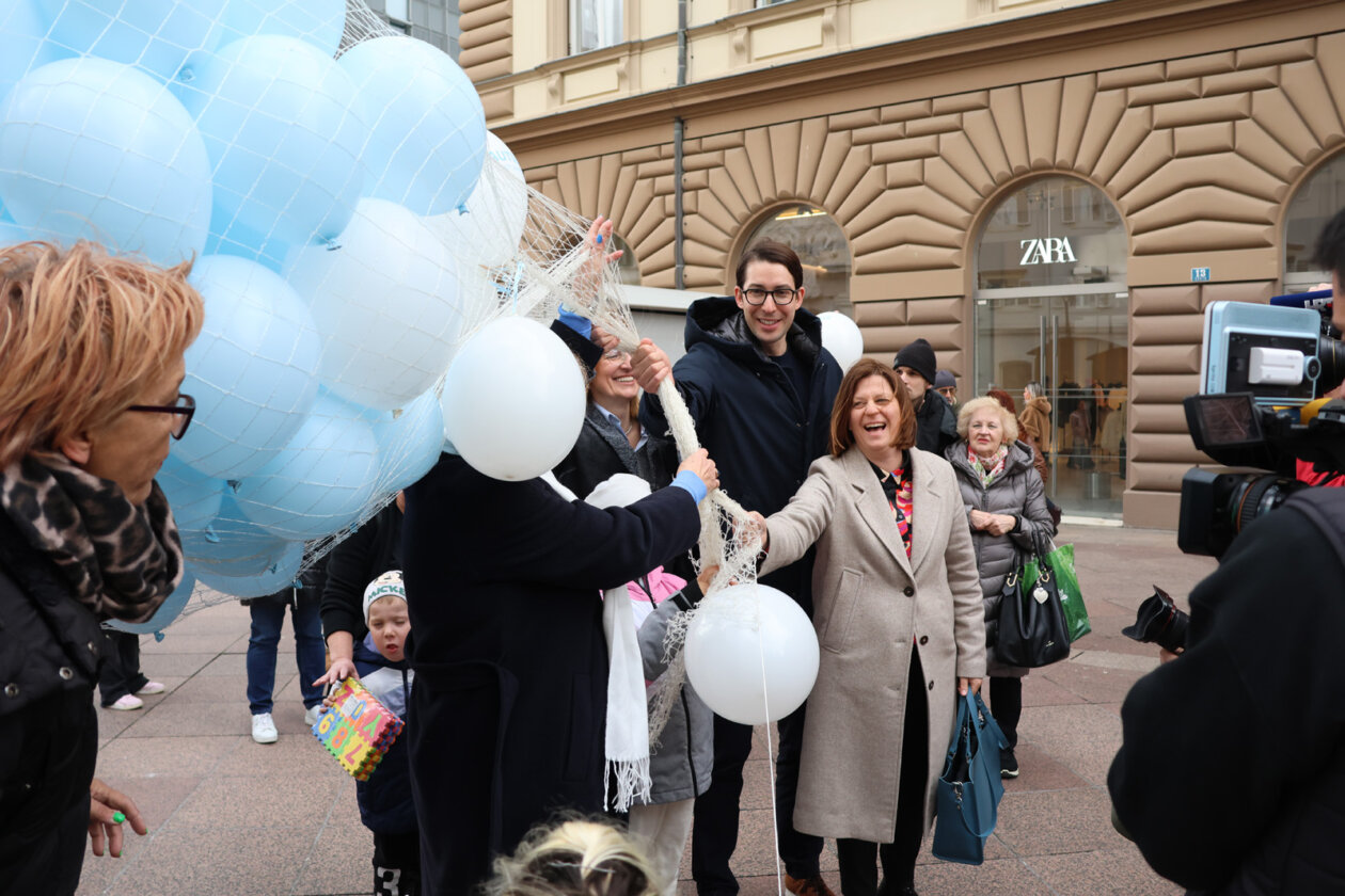 Pustanje-plavih-balona-povodom-Svjetskog-dana-svjesnosti-o-autizmu-5