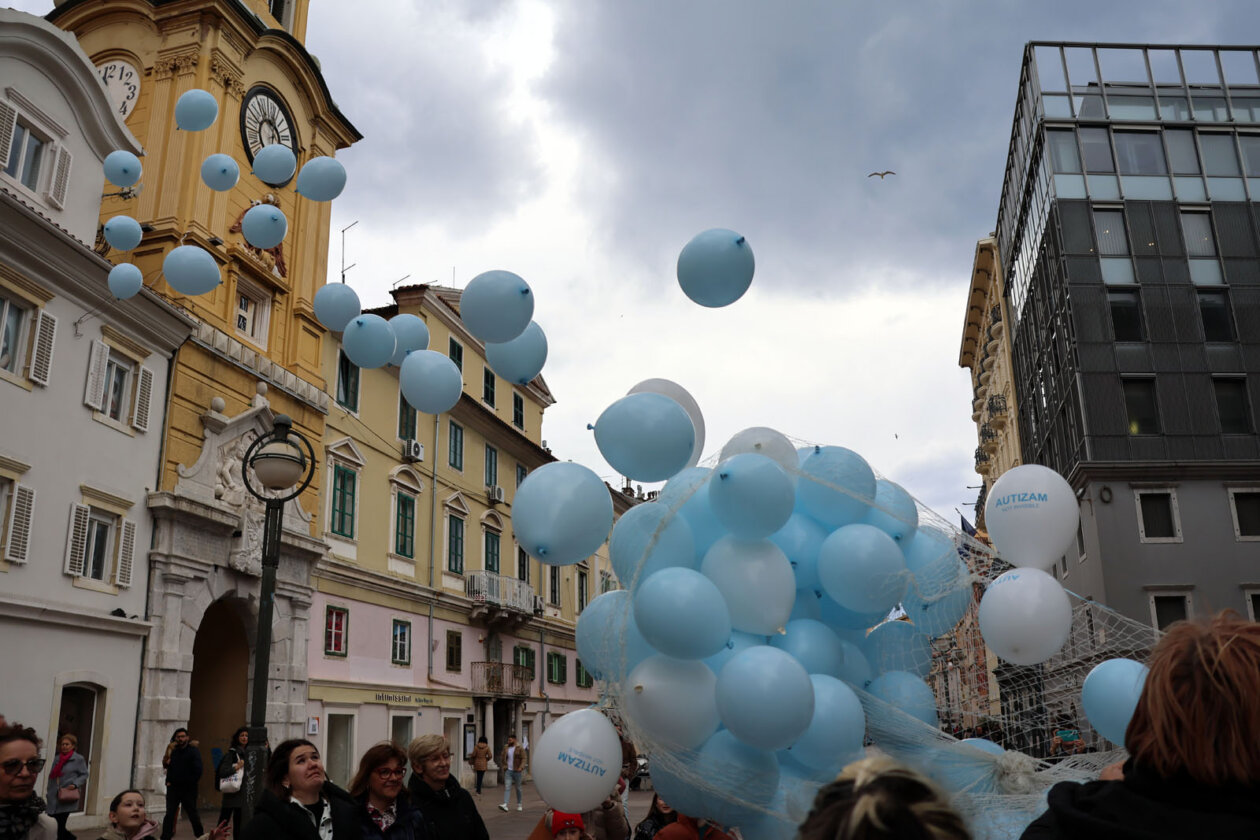 Pustanje-plavih-balona-povodom-Svjetskog-dana-svjesnosti-o-autizmu-8