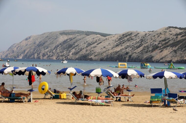 Popularna Rajska plaža u Loparu puna je kupača