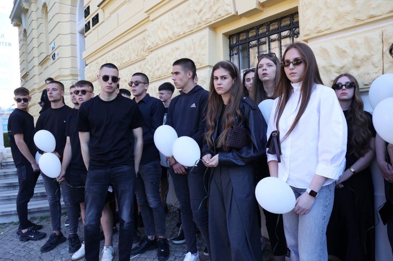 ibenik: ibenski  maturanti su norijadu posvetili Luki Milovcu sa 19 minuta utnje i 19 bijelih balona