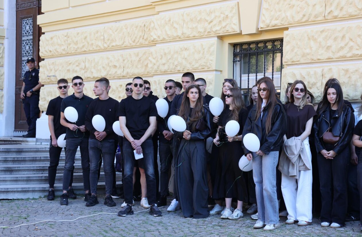 ibenik: ibenski  maturanti su norijadu posvetili Luki Milovcu sa 19 minuta utnje i 19 bijelih balona