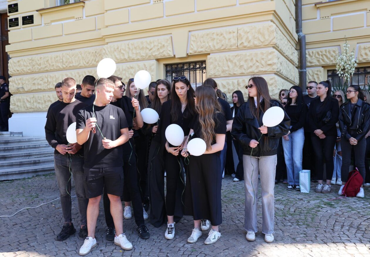 ibenik: ibenski  maturanti su norijadu posvetili Luki Milovcu sa 19 minuta utnje i 19 bijelih balona