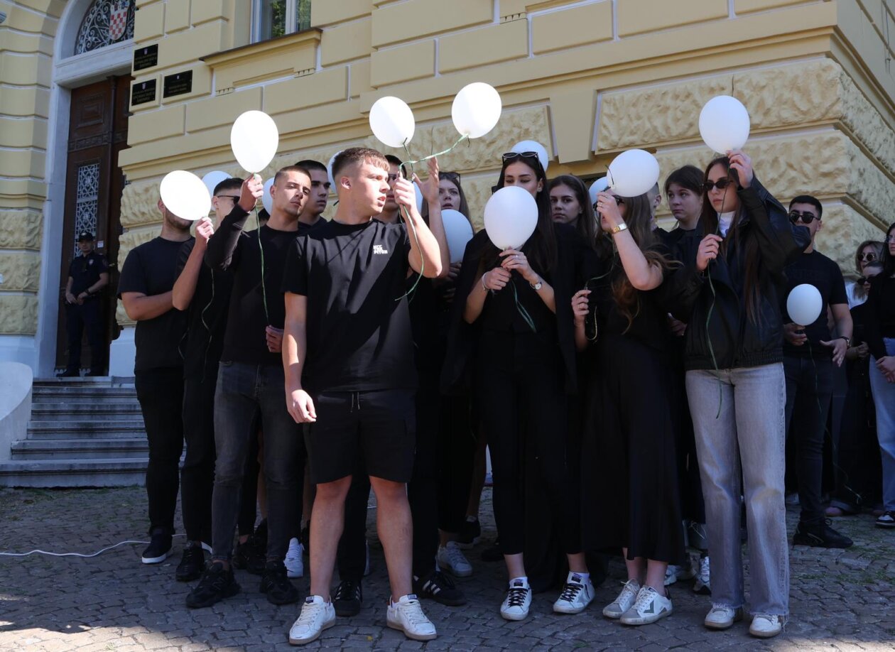 ibenik: ibenski  maturanti su norijadu posvetili Luki Milovcu sa 19 minuta utnje i 19 bijelih balona