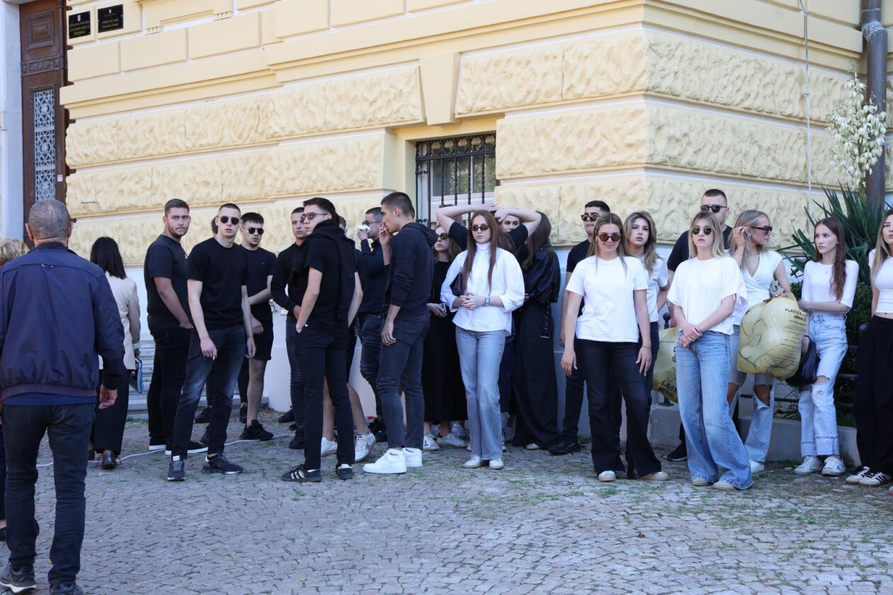 ibenik: ibenski  maturanti su norijadu posvetili Luki Milovcu sa 19 minuta utnje i 19 bijelih balona