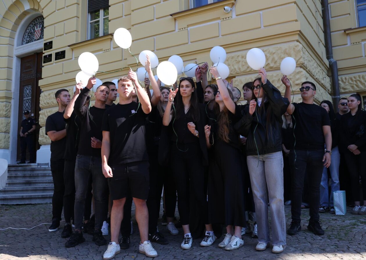 ibenik: ibenski  maturanti su norijadu posvetili Luki Milovcu sa 19 minuta utnje i 19 bijelih balona