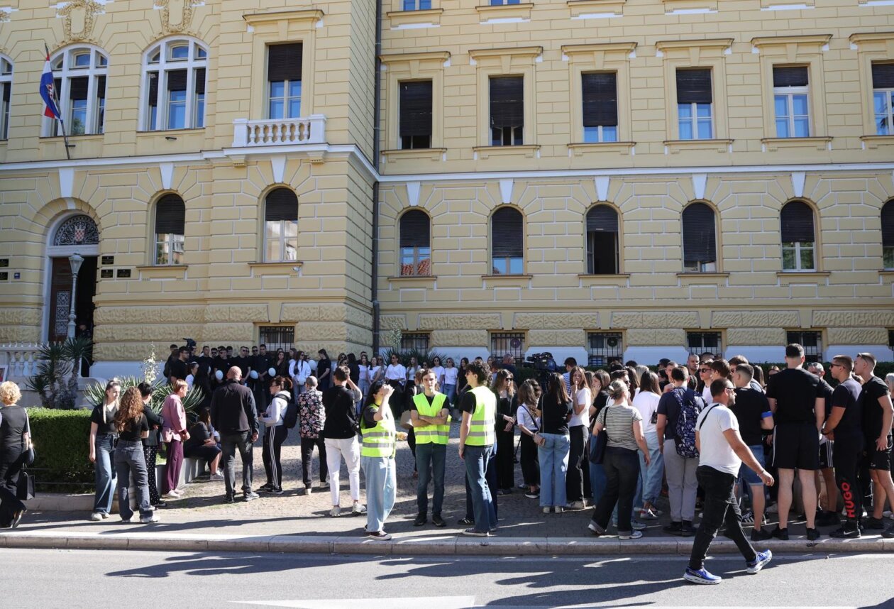 ibenik: ibenski  maturanti su norijadu posvetili Luki Milovcu sa 19 minuta utnje i 19 bijelih balona