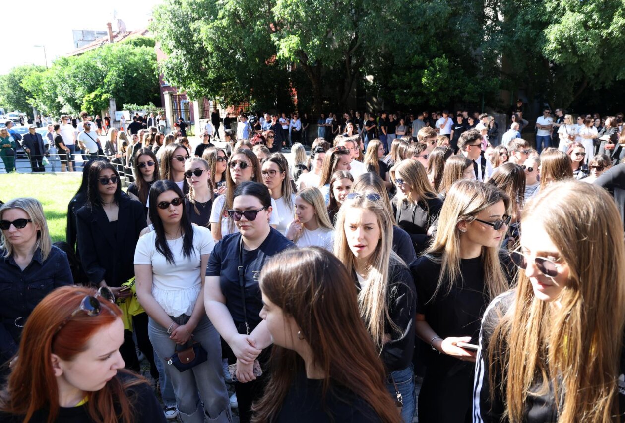 ibenik: ibenski  maturanti su norijadu posvetili Luki Milovcu sa 19 minuta utnje i 19 bijelih balona