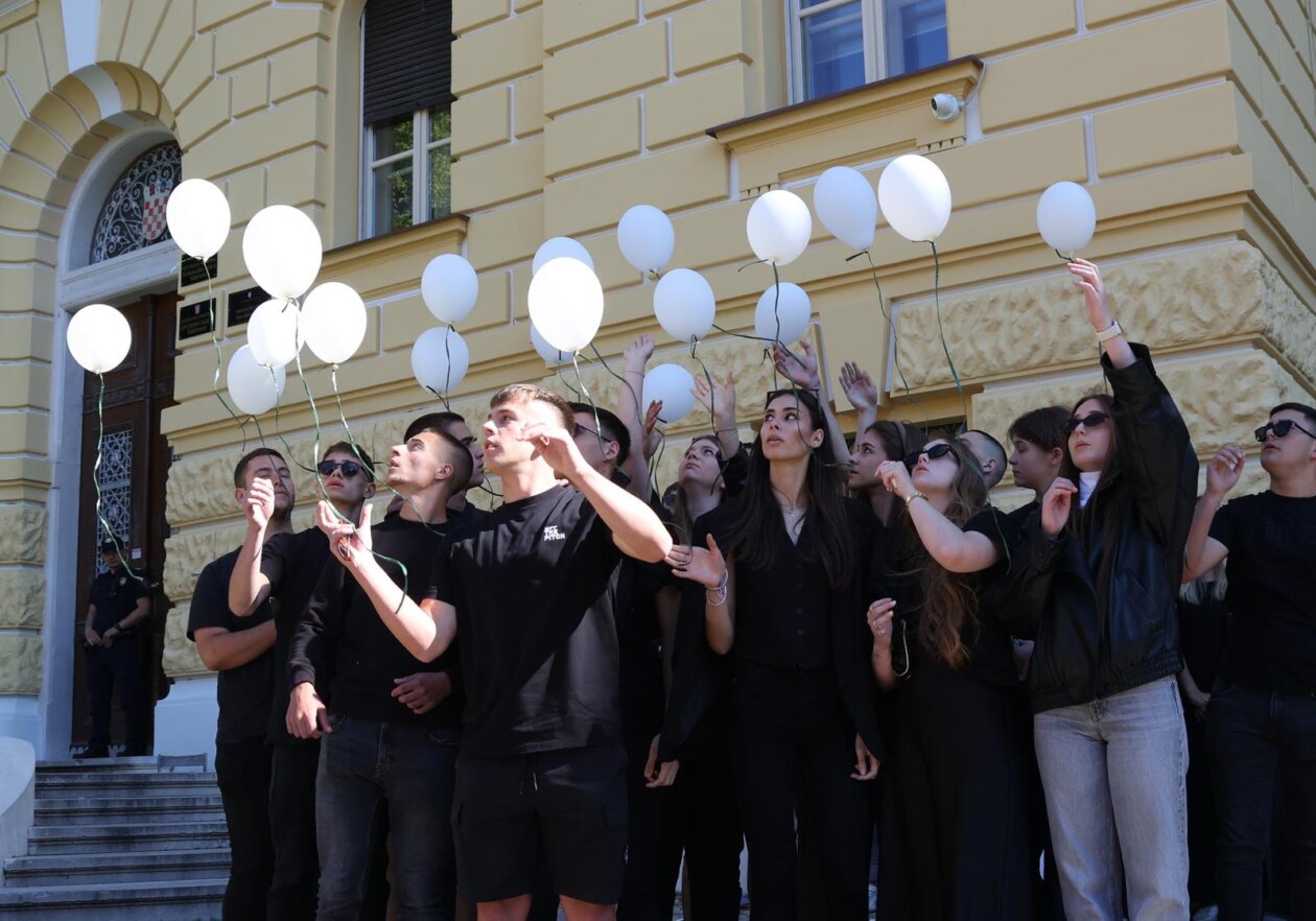 ibenik: ibenski  maturanti su norijadu posvetili Luki Milovcu sa 19 minuta utnje i 19 bijelih balona