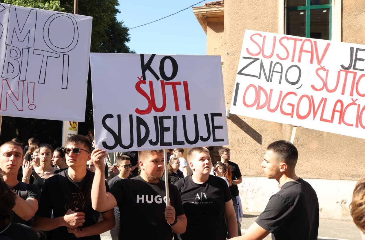 ibenik: ibenski  maturanti su norijadu posvetili Luki Milovcu sa 19 minuta utnje i 19 bijelih balona