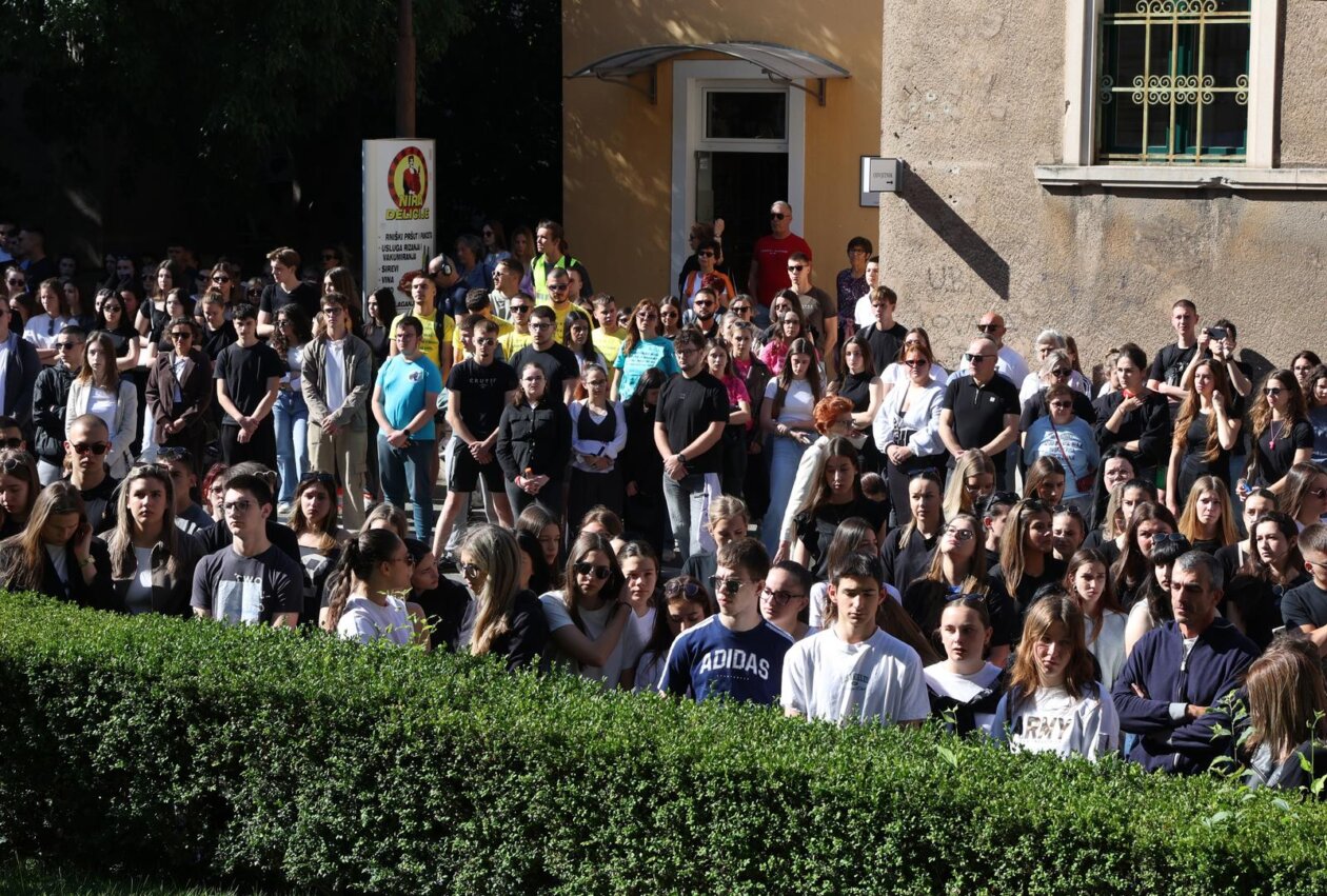 ibenik: ibenski  maturanti su norijadu posvetili Luki Milovcu sa 19 minuta utnje i 19 bijelih balona