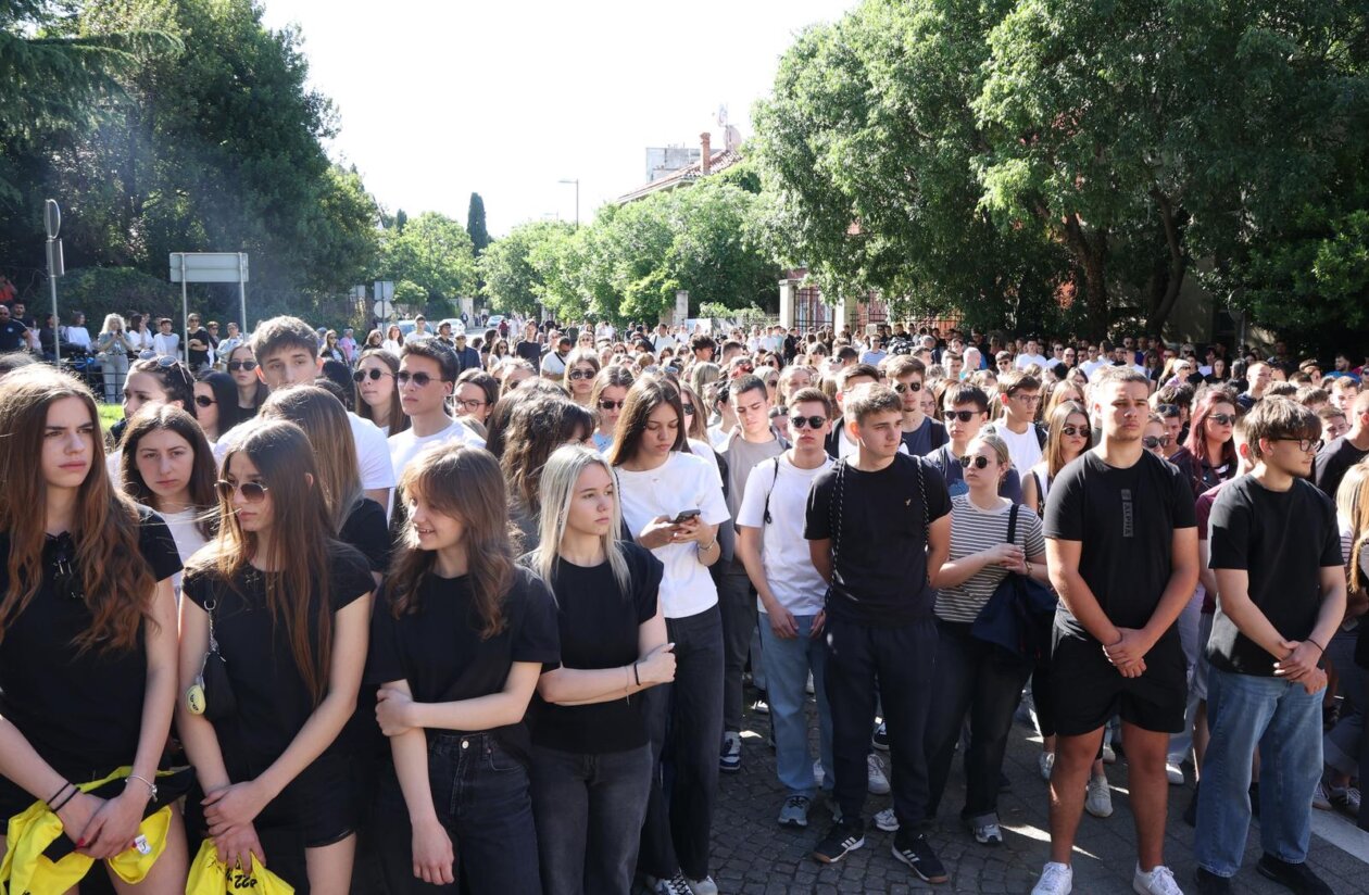 ibenik: ibenski  maturanti su norijadu posvetili Luki Milovcu sa 19 minuta utnje i 19 bijelih balona