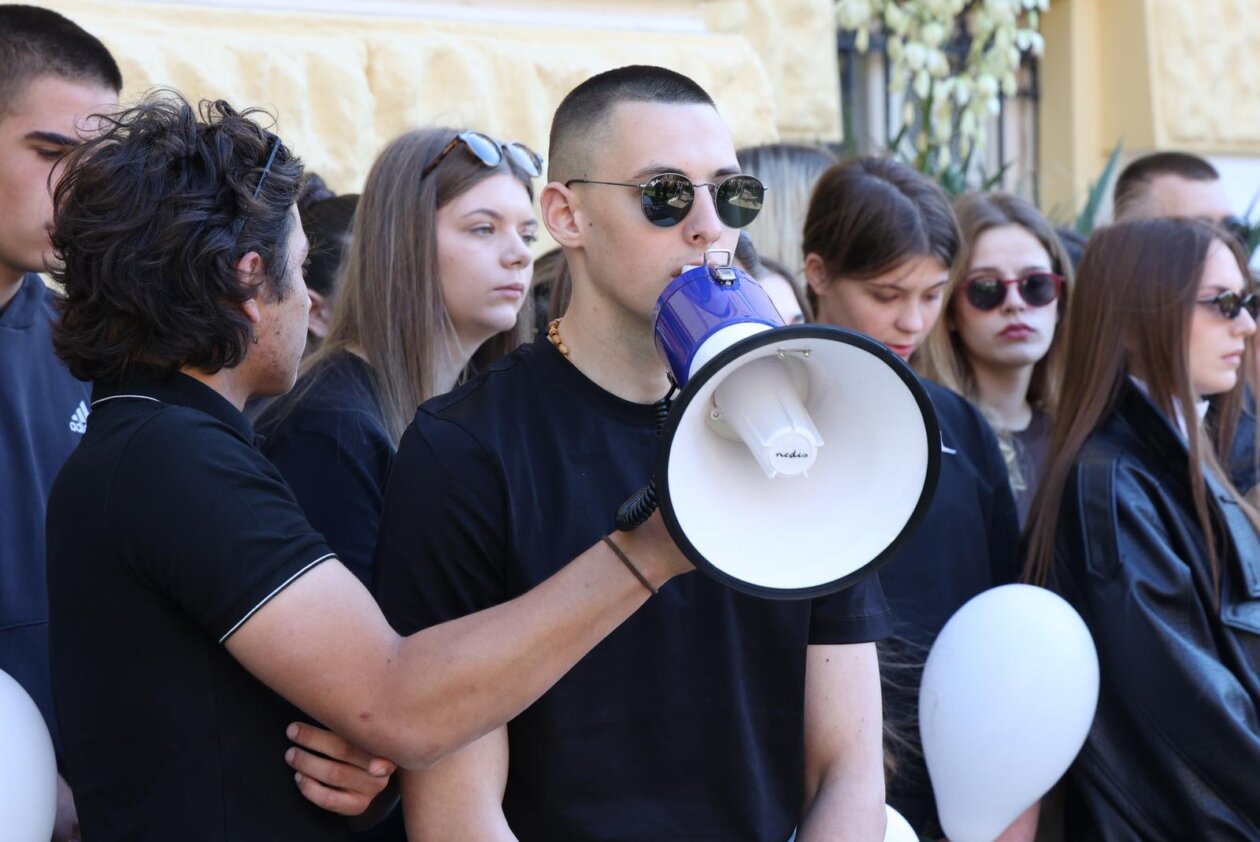 ibenik: ibenski  maturanti su norijadu posvetili Luki Milovcu sa 19 minuta utnje i 19 bijelih balona