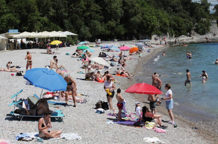 Rijeka: Kupači na gradskoj plaži na Kantridi. Rijeka: Kupači na gradskoj plaži na Kantridi.