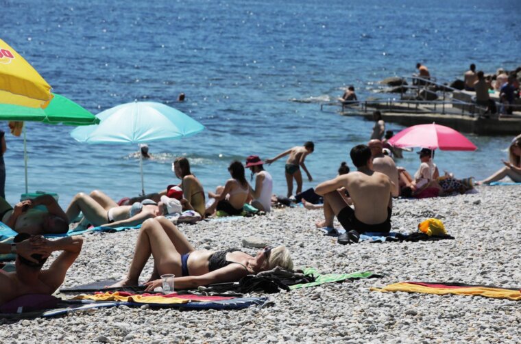Rijeka: Kupači na gradskoj plaži na Kantridi. Rijeka: Kupači na gradskoj plaži na Kantridi.