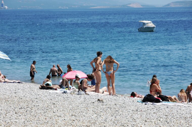 Rijeka: Kupači na gradskoj plaži na Kantridi. Rijeka: Kupači na gradskoj plaži na Kantridi.