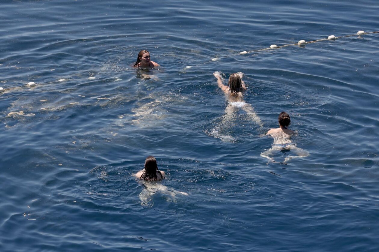 Rijeka: Ljudi uživaju u sunčanju i kupanju na plaži