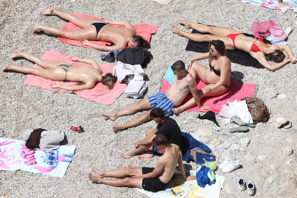 Rijeka: Ljudi uživaju u sunčanju i kupanju na plaži