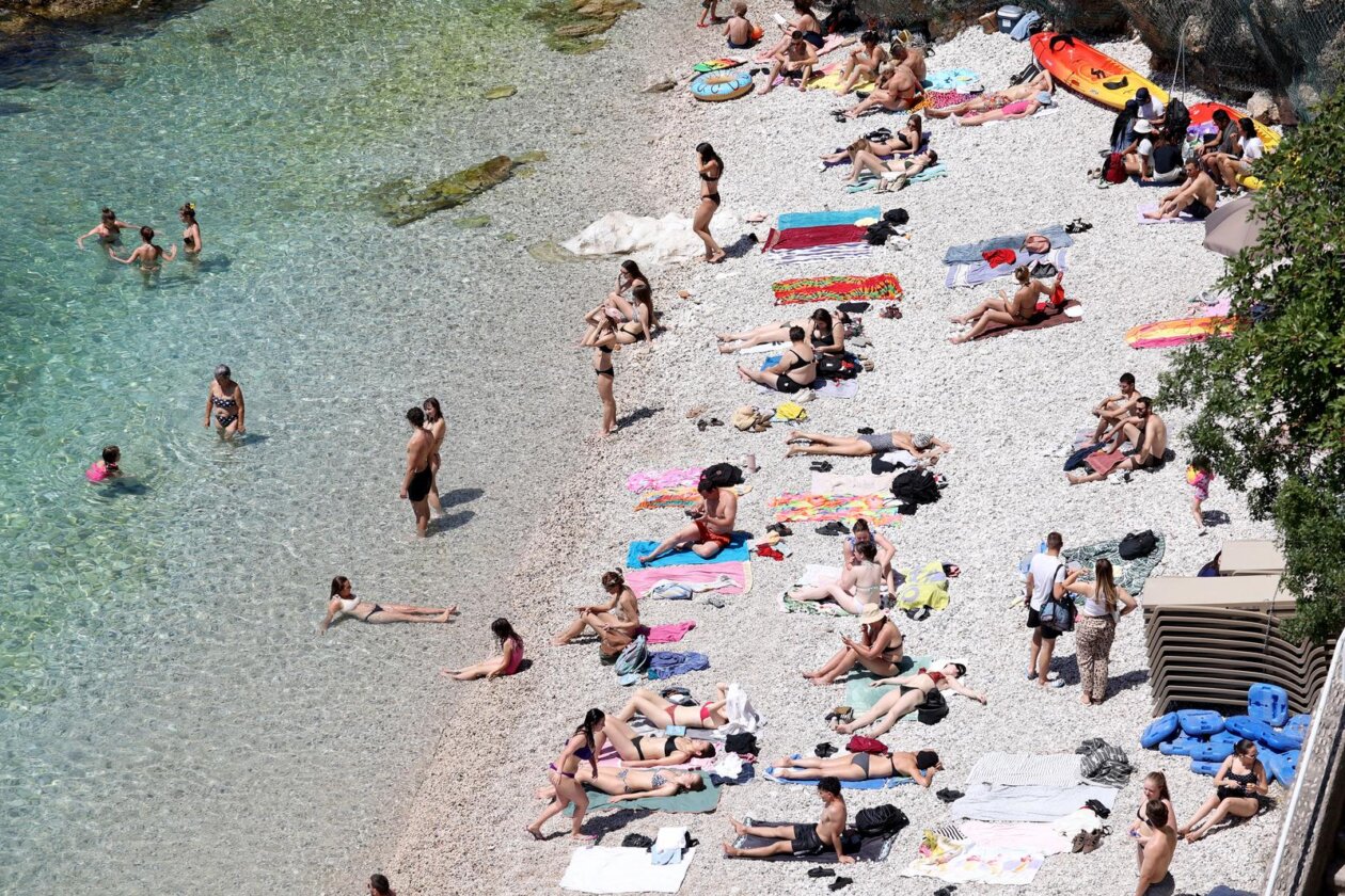 Rijeka: Ljudi uživaju u sunčanju i kupanju na plaži