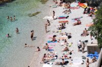 Rijeka: Ljudi uživaju u sunčanju i kupanju na plaži