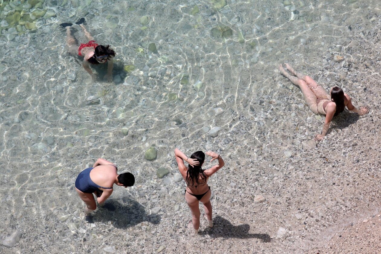 Rijeka: Ljudi uživaju u sunčanju i kupanju na plaži