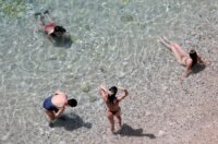 Rijeka: Ljudi uživaju u sunčanju i kupanju na plaži