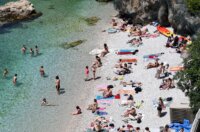 Rijeka: Ljudi uživaju u sunčanju i kupanju na plaži