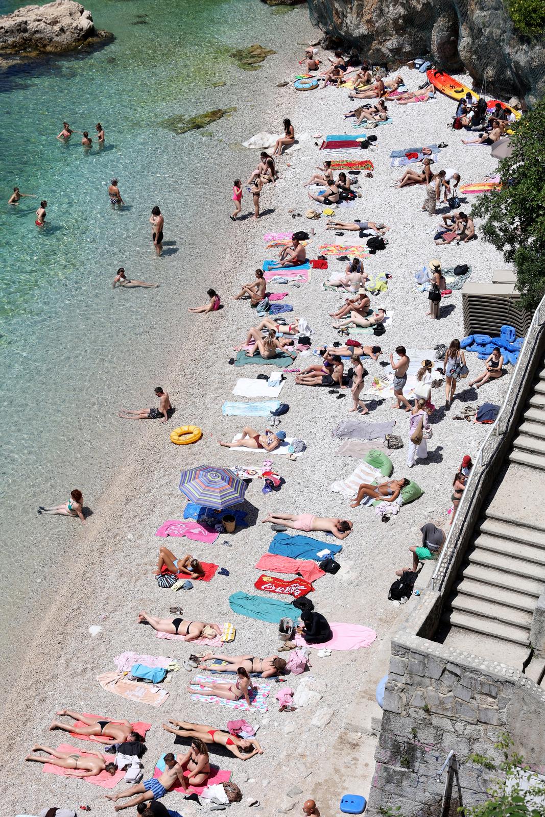 Rijeka: Ljudi uživaju u sunčanju i kupanju na plaži