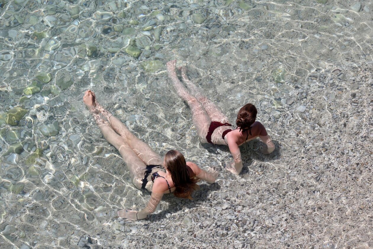 Rijeka: Ljudi uživaju u sunčanju i kupanju na plaži